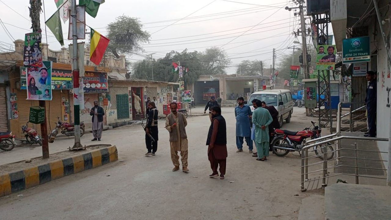 Pakistan’da seçim konvoyuna bombalı saldırı: 4 ölü