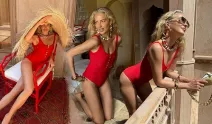 Burcu Esmersoy’dan kırmızı mayo şıklığı!