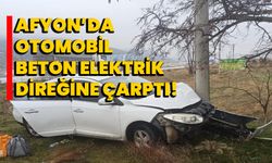 Afyon’da otomobil beton elektrik direğine çarptı!