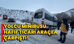 Sivas'ta Yolcu minibüsü ile hafif ticari araçla çarpıştı!