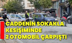 Caddenin sokakla kesişiminde 2 otomobil çarpıştı