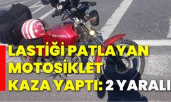 Lastiği patlayan motosiklet kaza yaptı: 2 Yaralı