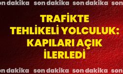 Trafikte tehlikeli yolculuk: Kapıları açık ilerledi