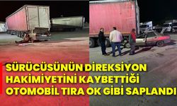 Sürücüsünün direksiyon hakimiyetini kaybettiği otomobil tıra ok gibi saplandı!