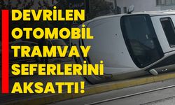 Devrilen otomobil tramvay seferlerini aksattı!