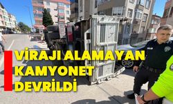 Virajı alamayan kamyonet devrildi