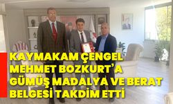 Kaymakam Çengel, Mehmet Bozkurt’a gümüş madalya ve berat belgesi takdim etti