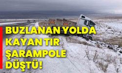 Buzlanan yolda kayan tır şarampole düştü!