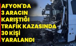 AFYONKARAHİSAR'DA 3 ARACIN KARIŞTIĞI TRAFİK KAZASINDA 30 KİŞİ YARALANDI