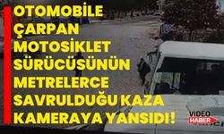 Otomobile çarpan motosiklet sürücüsünün metrelerce savrulduğu kaza kameraya yansıdı!