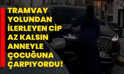 Tramvay yolundan ilerleyen cip az kalsın anneyle çocuğuna çarpıyordu!