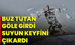 Buz Tutan Göle Girdi Suyun Keyfini Çıkardı