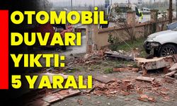 Otomobil duvarı yıktı: 5 yaralı