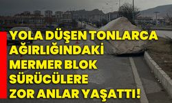 Yola düşen tonlarca ağırlığındaki mermer blok sürücülere zor anlar yaşattı!