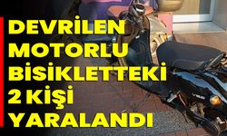 Devrilen motorlu bisikletteki 2 kişi yaralandı