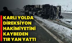 Karlı Yolda Direksiyon Hakimiyetini Kaybeden Tır Yan Yattı