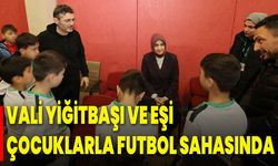 Vali Yiğitbaşı ve Eşi Çocuklarla Futbol Sahasında