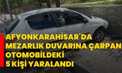 Afyonkarahisar'da mezarlık duvarına çarpan otomobildeki 5 kişi yaralandı