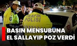 Basın Mensubuna El Sallayıp Poz Verdi