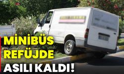 Minibüs refüjde asılı kaldı!