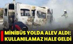 Minibüs Yolda Alev Aldı: Kullanılamaz Hale Geldi