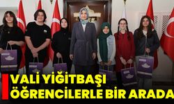 Vali Yiğitbaşı Öğrencilerle Bir Arada