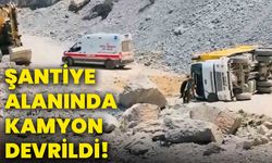 Şantiye alanında kamyon devrildi!