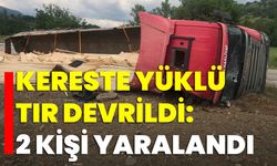 Kereste Yüklü Tır Devrildi: 2 Kişi Yaralandı