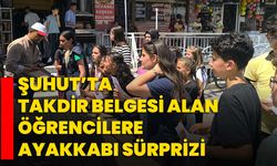 Şuhut’ta takdir belgesi alan öğrencilere ayakkabı sürprizi
