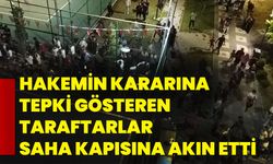 Hakemin kararına tepki gösteren taraftarlar saha kapısına akın etti