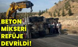 Beton mikseri refüje devrildi!