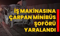 İş makinasına çarpan minibüs şoförü yaralandı