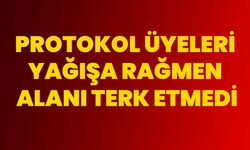 Protokol üyeleri yağışa rağmen alanı terk etmedi