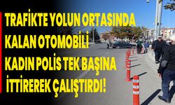 Trafikte yolun ortasında kalan otomobili kadın polis tek başına ittirerek çalıştırdı!