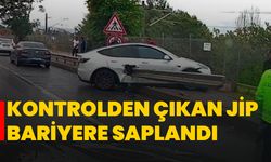 Kontrolden çıkan jip bariyere saplandı