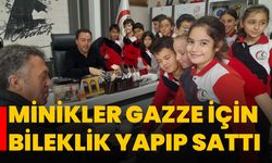 Minikler Gazze için bileklik yapıp sattı