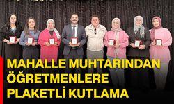 Mahalle muhtarından öğretmenlere plaketli kutlama