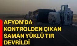 Afyon’da kontrolden çıkan saman yüklü tır devrildi