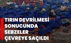 Tırın devrilmesi sonucunda sebzeler çevreye saçıldı