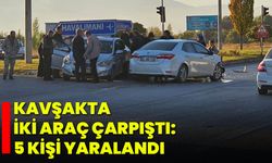 Kavşakta İki Araç Çarpıştı: 5 Kişi Yaralandı