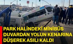 Park halindeki minibüs duvardan yolun kenarına düşerek asılı kaldı