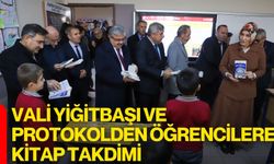 Vali Yiğitbaşı ve Protokolden Öğrencilere Kitap Takdimi