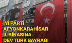 İYİ Parti Afyonkarahisar İl Binasına Dev Türk Bayrağı