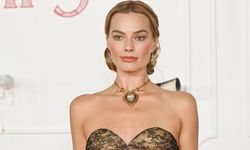 Margot Robbie’den Çok Elması Konuşuldu! Türk İmparatoriçesi Detayı Olay Oldu