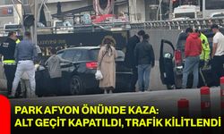 Park Afyon Önünde Kaza: Alt Geçit Kapatıldı, Trafik Kilitlendi