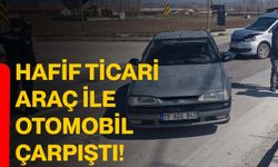 Hafif ticari araç ile otomobil çarpıştı!