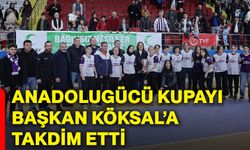 Anadolugücü kupayı Başkan Köksal’a takdim etti