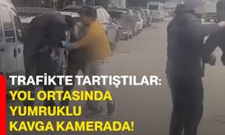 Trafikte tartıştılar: Yol ortasında yumruklu kavga kamerada!