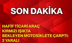 Hafif ticari araç kırmızı ışıkta bekleyen motosiklete çarptı: 2 yaralı