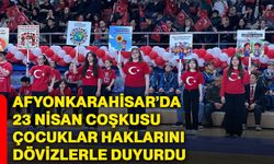 Afyonkarahisar’da 23 Nisan coşkusu, çocuklar haklarını dövizlerle duyurdu